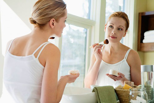 Sử dụng các sản phẩm mỹ phẩm không phù hợp gây mụn